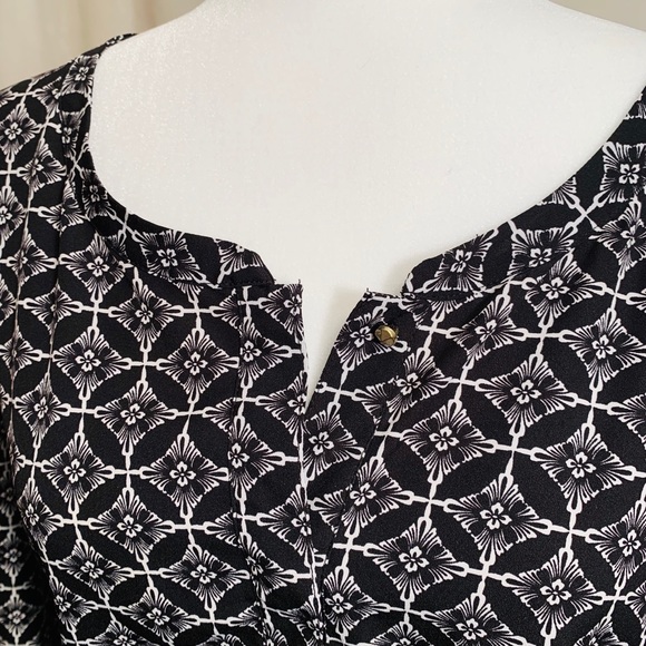 Black and white patterned blouse - Picture 2 of 4